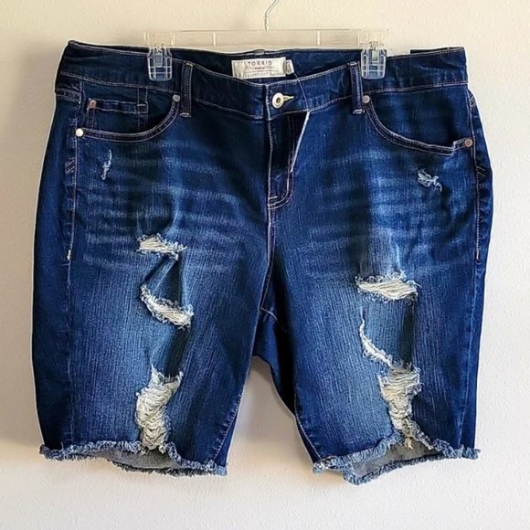 NWT TORRID SHORTS BERMUDA BOYFRIEND VINTAGE STRETCH DISTRESSED 10" INSEAM FRAYED - Picture 3 of 11
